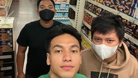 Jefri Nichol tak masalah untuk pergi hanya bersama beberapa temannya. Contohnya ketika Jefri Nichol hanya pergi bertiga ditemani dua orang temannya ini. Foto: Instagram/jefrinichol