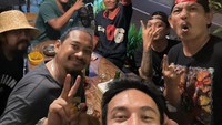 Ketika ke luar kota, Jefri Nichol lebih senang mengunjungi warung kaki lima tradisional. Ia melipir ke warung kecil ini untuk sekadar bersantai dan melepas dahaga. Foto: Instagram/jefrinichol