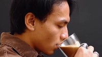 Jefri Nichol sosok yang tenang dan santai. Seperti pada momen dirinya menyeruput kopi hangat, ia benar-benar menikmati setiap tegukannya. Foto: Instagram/jefrinichol