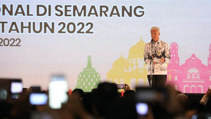 Ganjar Pranowo di peringatan Hari Guru Nasional di Semarang, Jawa Tengah (3/12/2022).