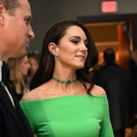 Penampilannya dipercantik dengan perhiasan mewah, salah satunya kalung choker bertatahkan batu zamrud. Foto: Samir Hussein/WireImage