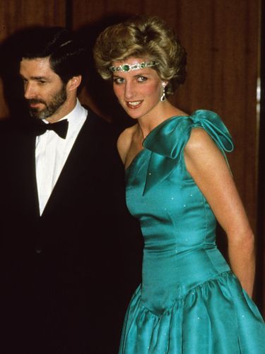 Gaya Putri Diana MELBOURNE, AUSTRALIA - OCTOBER 31: Diana, Princess of Wales, wearing a green satin evening dress designed by David and Elizabeth Emanuel and an emerald necklace as a headband, attends a gala dinner dance at the Southern Cross Hotel on October 31, 1985 in Melbourne, Australia. (Photo by Anwar Hussein/WireImage)