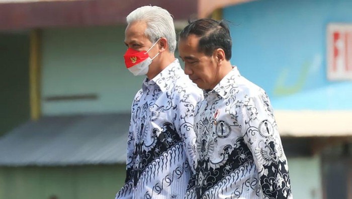 Gubernur Jateng Ganjar Pranowo dan Presiden Jokowi berbaju PGRI di Semarang, Sabtu (3/12/2022).