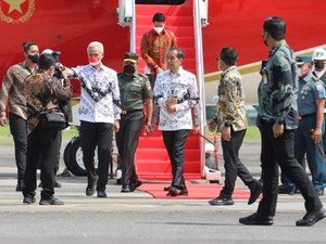 Ganjar dan Jokowi Satu Pesawat ke Solo, Ini yang Dibahas