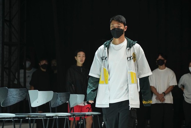 Di Instagram, Hwang Hee-chan cukup sering mengunggah gayanya di keseharian.Foto: Instagram @hwangheechan