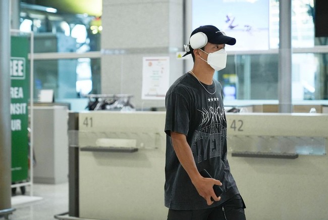 Dalam berbagai postingan, Hwang Hee-chan terlihat sering mengenakan atasan baik t-shirt maupun hoodie dari brand Givenchy. Foto: Instagram @hwangheechan