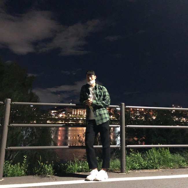 Selain aksinya di Piala Dunia Qatar 2022, sosok Hwang Hee-chan di luar lapangan juga menarik perhatian fans. Foto: Instagram @hwangheechan