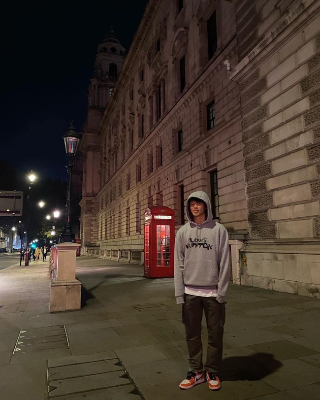 Dalam fotonya berikut ini, Hee-chan tampak stylish dengan hoodie Louis Vuitton dan sneakers Nike.Foto: Instagram @hwangheechan