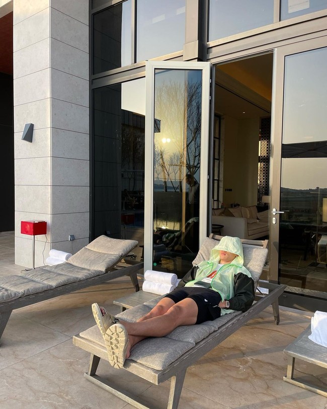 Pemain Wolverhampton Wanderers itu pun dipuja sebagai salah satu penyelamat timnas Korea Selatan, selain Son Heung Min, Cho Gue-sung, dan Kim Young Gwon. Ia bahkan disebut sebagai Man of The Match (MOTM)Foto: Instagram @hwangheechan