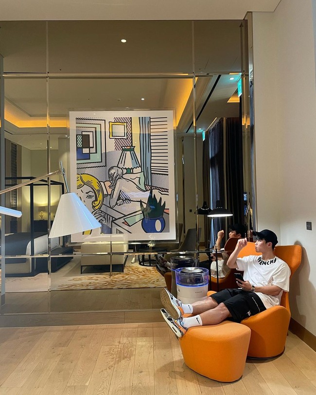 Hwang Hee-chan masuk sebagai pemain pengganti dalam pertandingan melawan Portugal kemarin. Pria 26 tahun tersebut berhasil membobol gawang lawan saat injury time. Tendangan dan selebrasi Hwang Hee-chan yang dramatis pun jadi viral di media sosial.Foto: Instagram @hwangheechan