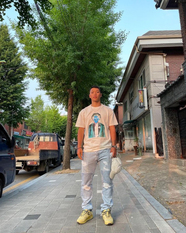 Tak jarang, pria tersebut memperlihatkan gayanya yang kekinian dengan busana dari brand-brand terkenal. Foto: Instagram @hwangheechan