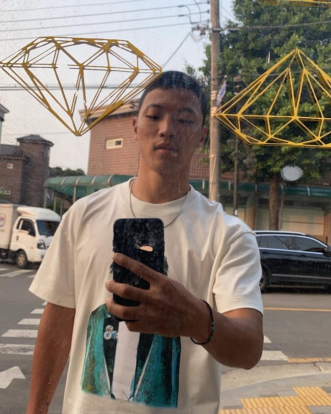 Hwang Hee-chan menjadi pahlawan Korea Selatan di Piala Dunia 2022. Hwang menyumbangkan satu gol yang membawa Negeri Gingseng ke babak 16 besar. Sosoknya pun jadi sorotan.Foto: Instagram @hwangheechan