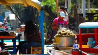 Bisa juga pengunjung jajan jagung atau sayuran rebus lainnya di tengah pulau. Ada banyak penjual makanan yang berlayar menggunakan perahu kecil sederhana. Foto: Pool/Site