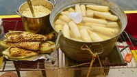 Salah satu jajanan yang paling populer di sini ada jagung. Mulai dari jagung rebus, jagung manis dengan susu, sampai jagung bagar yang juicy semuanya dibuat di atas kapal. Foto: Pool/Site