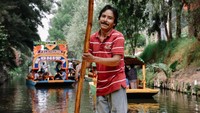 Sambil menikmati jajanan dan minuman khas Meksiko, para pengunjung akan diajak melewati Pulau Boneka. Salah satu pulau paling berhantu dan menyeramkan di sana. Foto: Pool/Site