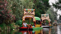 Sejak dulu wilayah Xochimilco terkenal dengan sistem transportasi air yang luar, dan sudah ada sejak suku Aztek berdiri. Di sepanjang pulau, terdapat banyak kapal penuh warna. Foto: Pool/Site