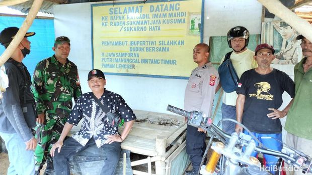 Warga setempat di lokasi pengambilan video viral pria yang mengaku sebagai Imam Mahdi di Karawang, Jawa Barat.