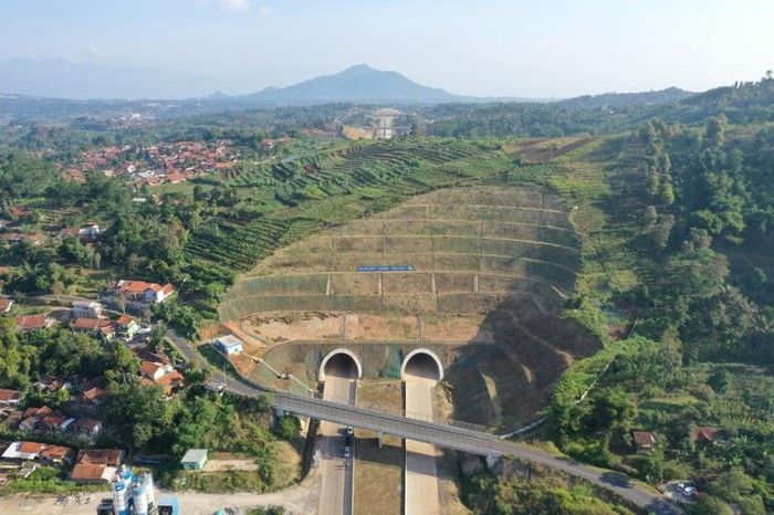 Jalan Tol Cileunyi-Sumedang-Dawuan (Cisumdawu) memiliki terowongan kembar yang menembus wilayah perbukitan. Terowongan kembar yang ada pada tol untuk akses ke Bandara Kertajati ini memiliki panjang 472 meter dan lebar 14 meter. (Dok: PUPR)