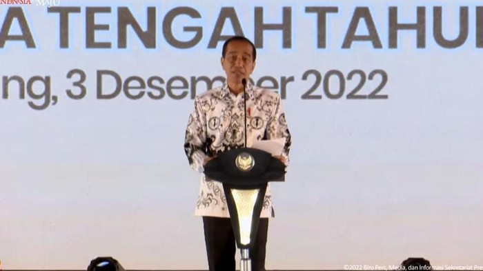 Jokowi di acara HUT ke-77 PGRI (YouTube Sekretariat Presiden)