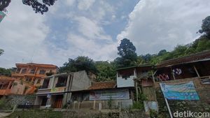 Kala Matahari Datang Kesiangan di Kampung Heubeul Isuk Bandung