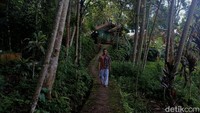 Warga berjalan di jalan setapak diantara pemukiman, kampung Heubeul Isuk, Desa Sukajadi, Kecamatan Soreang, Kabupaten Bandung. Sinar matahari terlihat belum terlalu memberi kehangatan bagi warga (Foto: Yuga Hassani/detikJabar).