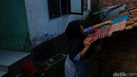 Karena matahari munculnya kesiangan, warga di Kampung Heubeul isuk baru mulai menjemur baju sekitar pukul 09.00 WIB (Foto: Yuga Hassani/detikJabar).
