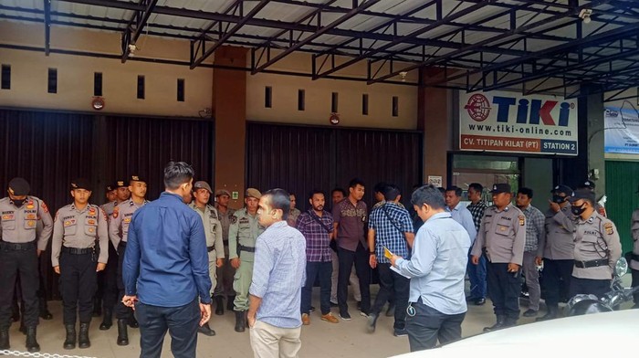 Kantor Partai Aceh dijaga ketat polisi (Foto: Dok. Partai Aceh)