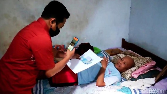 Kantor Pos Bagikan BLT Door To Door Bagi Warga yang Sakit