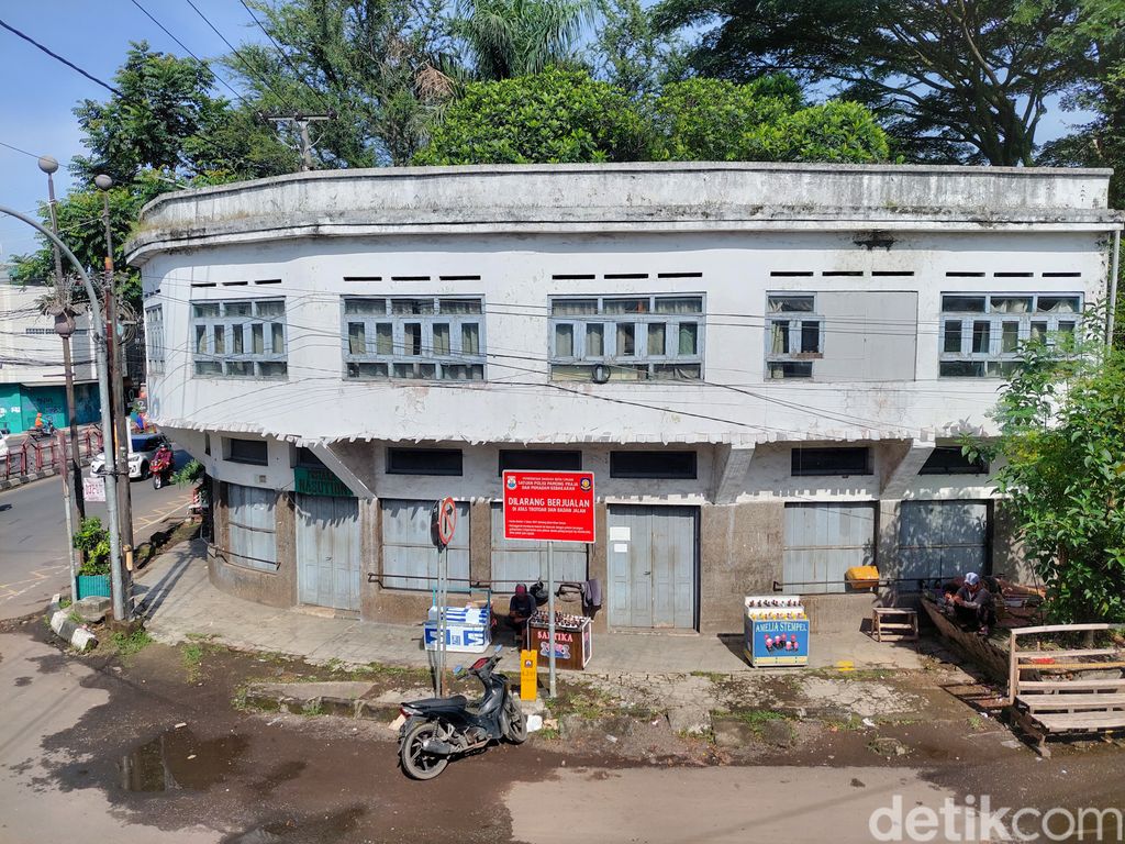 Kendaraan tempur yang hiasi taman dan sudut-sudut Kota Cimahi.