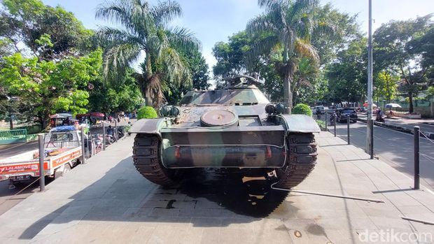 Kendaraan tempur yang hiasi taman dan sudut-sudut Kota Cimahi.