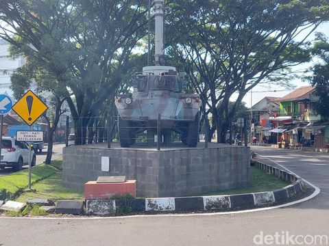 Kendaraan tempur yang hiasi taman dan sudut-sudut Kota Cimahi.