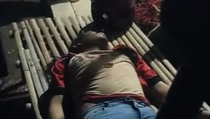 Korban pembiusan di Jombang saat ditolong warga