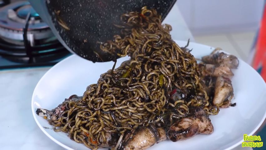 Kreasi Indomie Goreng Tinta Cumi