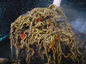 Kreasi Indomie Goreng Campur Tinta Cumi ala Farida Nurhan yang Pedas Sedap