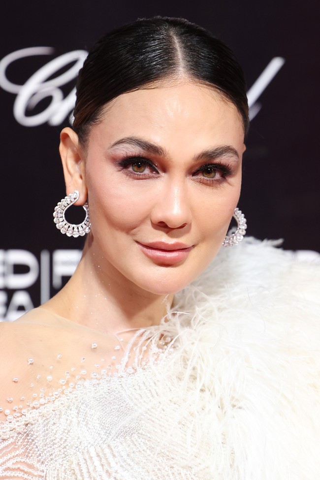 Kedua kupungnya dihiasi anting berlian berdesain lingkaran dari Chopard. (Foto: Getty Images for The Red Sea Int/Daniele Venturelli)