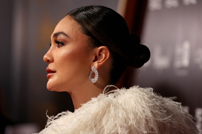Luna Maya sukses memberikan gaya terbaiknya di karpet merah Red Carpet Film Festival 2022. Acara tersebut turut dimeriahkan oleh penampilan Bruno Mars. (Foto: PATRICK BAZ/Red Sea Film Festival/AFP via Getty Images)