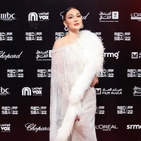 Aksen bulu-buluan yang menghiasi gaun tersebut semakin memancarkan aura glamor Luna Maya. (Foto: Getty Images for The Red Sea Int/Daniele Venturelli)