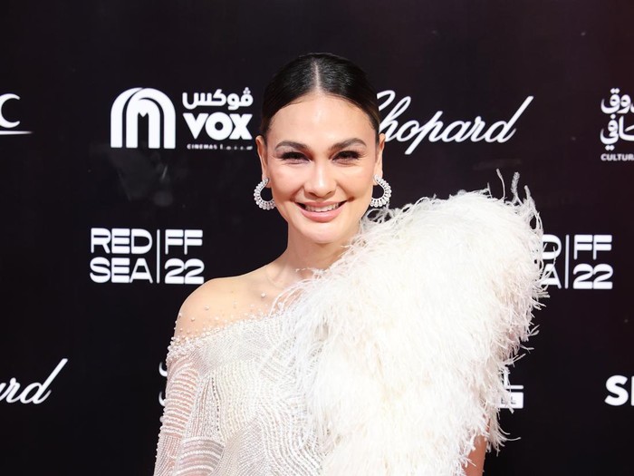 JEDDAH, SAUDI ARABIA - DECEMBER 01: Luna Maya attends the Opening Night Gala screening of Whats Love Got To Do With It? at the Red Sea International Film Festival on December 01, 2022 in Jeddah, Saudi Arabia. (Photo by Daniele Venturelli/Getty Images for The Red Sea International Film Festival)