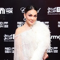 Luna Maya menebar pesonanya dalam balutan gaun putih rancangan Sebastian Gunawan. Gaun tersebut hadir dengan bahu asimetris yang mengekspos bahu perempuan 39 tahun itu. (Foto: Getty Images for The Red Sea Int/Daniele Venturelli)