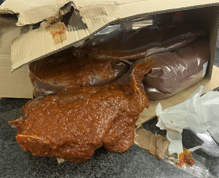 Makanan tumpah dan apes Duh! 10 Momen Apes Makanan Tumpah Ini Bikin Elus Dada