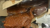 Baru saja diterima dan ingin dimasak, saus salsa ini terpaksa tak bisa lagi dipakai. Kardus yang tak kuat menahan bebannya membuat beberapa kantung saus salsa pecah dan berhamburan di atas lantai. Foto: Brightside