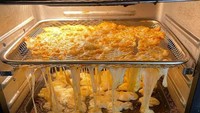 Pertama kali membuat keju panggang, netizen ini bikin kesalahan fatal. Ia meletakkan wadah pemanggang yang tak sempurna sehingga kejunya jatuh berantakan saat dimasak. Foto: Brightside