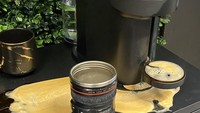Lupa meletakkan cangkir kopinya, netizen ini tak sadar langsung menekan tombol pada mesin kopi. Hasilnya kopi yang sudah diekstraksi menjadi tumpah berceceran mengotori meja. Foto: Brightside