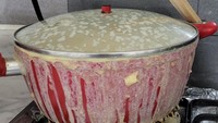Seorang wanita berniat memasak menu sarapan lezat untuk keluarganya. Masakan yang ditinggalkan pemiliknya ini berujung meluap dan gosong sehingga tak bisa dimakan sama sekali. Foto: Brightside