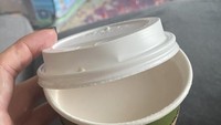 Memesan hot cokelat, netizen ini dapat minuman zonk. Pekerja kedai yang terlalu sibuk sampai-sampai lupa menambahkan cokelat ke dalam minumannya dan hanya menyajikan susu panas saja. Foto: Brightside