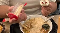 Ingin menikmati semangkuk ramen, netizen ini bermaksud ingin menambahkan wijen pada makanannya. Ternyata tutup yang tak rekat membuat sebotol wijen tiba-tiba tumpah memenuhi ramennya. Foto: Brightside