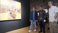 Direktur Utama Pupuk Kaltim Rahmad Pribadi bersama Wamen BUMN Pahala Nugraha Mansury didampingi Seniman Butet Kartaredjasa saat meninjau pameran Bentang Bontang di Galeri Mojisal, Sarinah.  