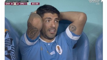 Luis Suarez pun tak dapat menahan kesedihannya karena Uruguay tersingkir. Foto: Twitter