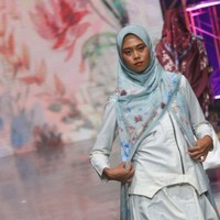 Menggandeng desainer ternama asal Yogyakarta Lia Mustafa, Alona Scarves juga meramaikan Fashion Show yang diadakan di event Spotlight. Desain produk yang diangkat Alona Scarves dalam event ini menggunakan motif batik Mega Mendung khas Cirebon, motif batik Kawung khas Yogyakarta, dan kombinasi floral keindahan alam Indonesia.