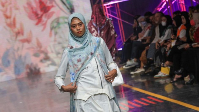 Menggandeng desainer ternama asal Yogyakarta Lia Mustafa, Alona Scarves juga meramaikan Fashion Show yang diadakan di event Spotlight. Desain produk yang diangkat Alona Scarves dalam event ini menggunakan motif batik Mega Mendung khas Cirebon, motif batik Kawung khas Yogyakarta, dan kombinasi floral keindahan alam Indonesia.
